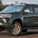 Chevrolet Trailblazer parada na diagonal em uma estrada.