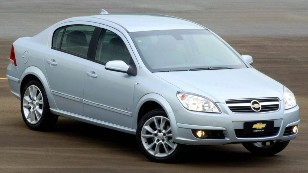 Chevrolet Vectra prata parado na diagonal.