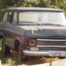 Chevrolet Veraneio na diagonal em cima da grama.