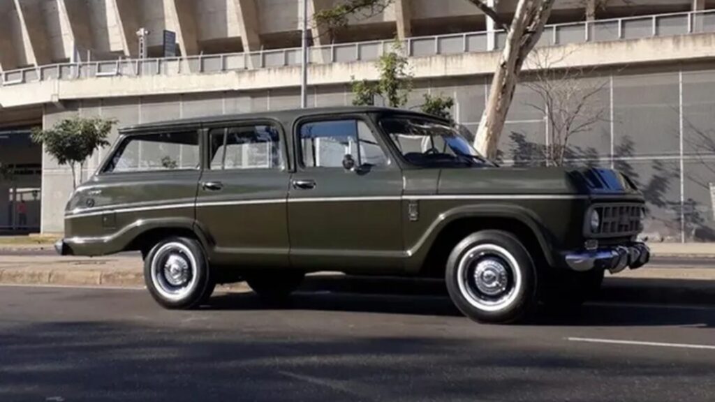 Chevrolet Veraneio estacionado do lado da estrada.