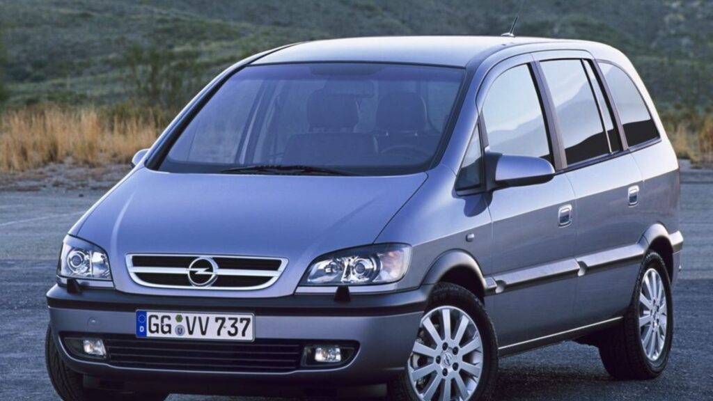 Chevrolet Zafira cinza na diagonal.