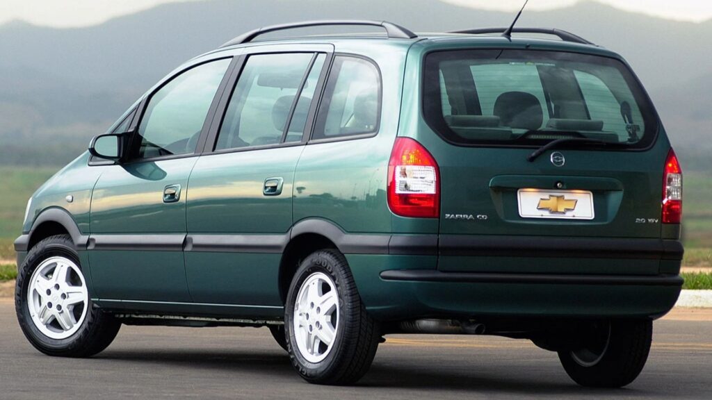 Traseira da Chevrolet Zafira verde.