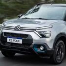 Citroën C3 2025 prata parado na diagonal.