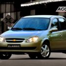 Chevrolet Classic prata de frente.