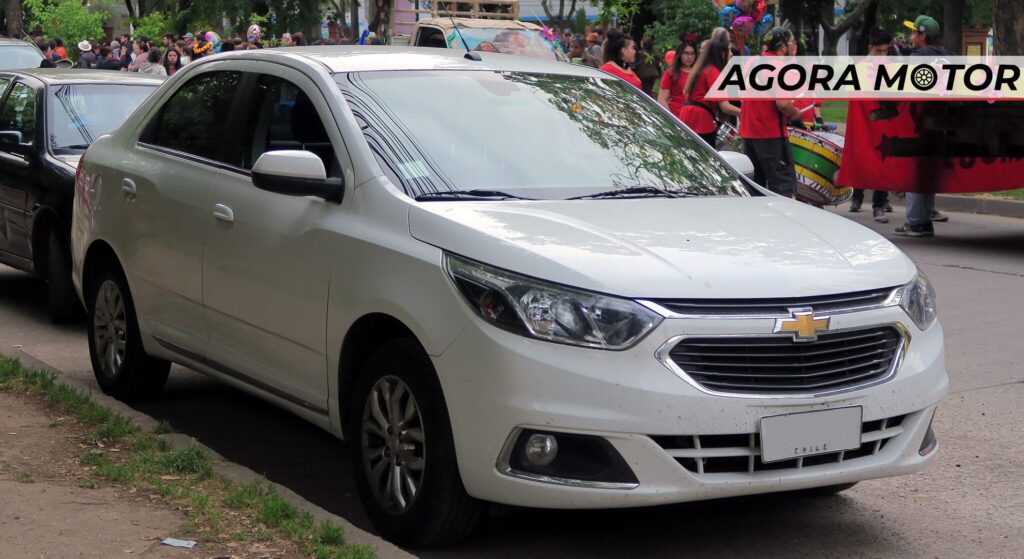 Chevrolet Cobalt branco parado na diagonal.