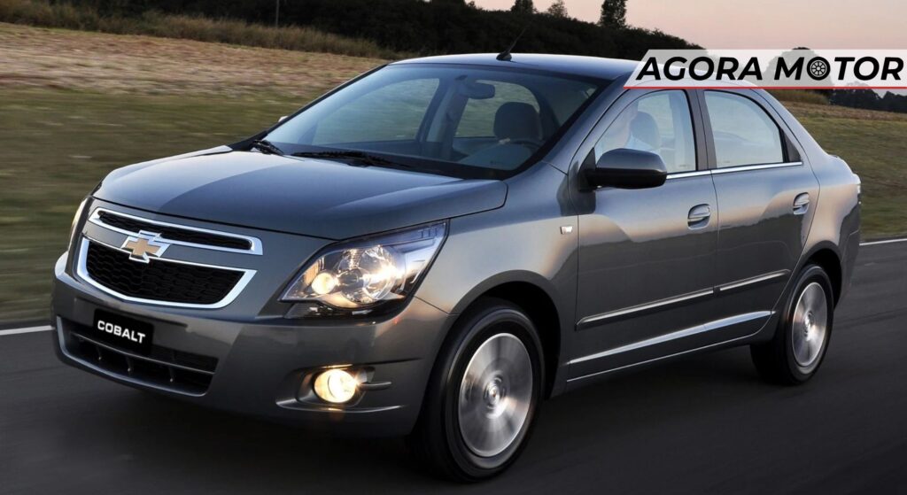 Chevrolet Cobalt cinza em velocidade.