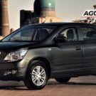 Chevrolet Cobalt preto parado na diagonal.