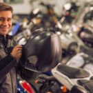 Pessoa colocando o capacete.