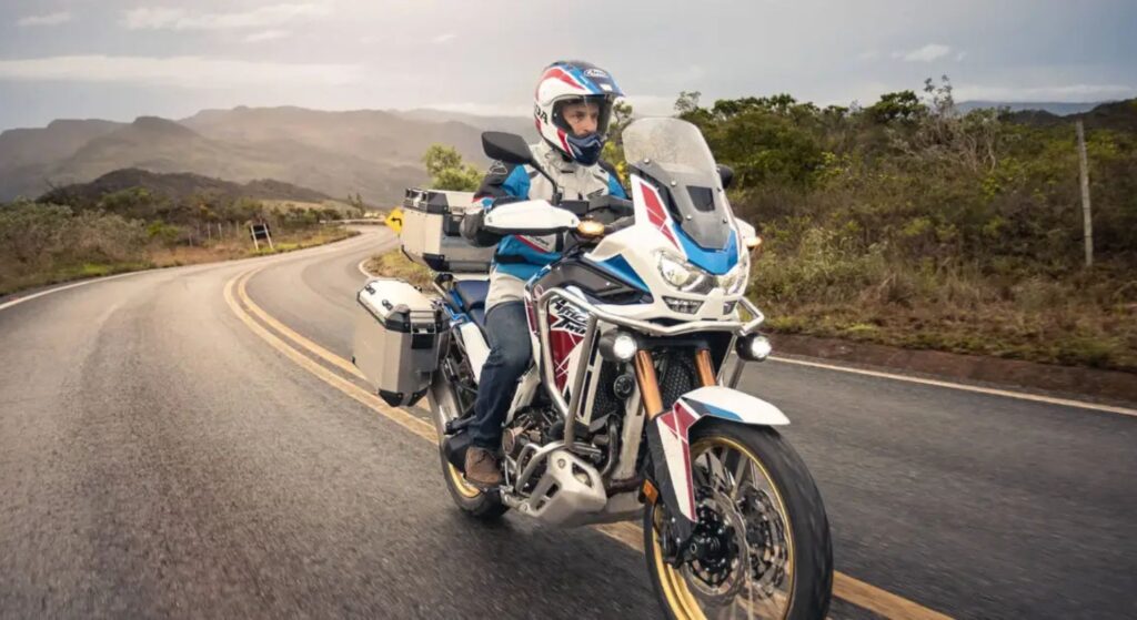 Pessoa em velocidade com moto.