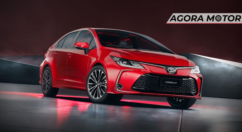 Toyota Corolla vermelho parado de frente.