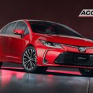 Toyota Corolla vermelho parado de frente.