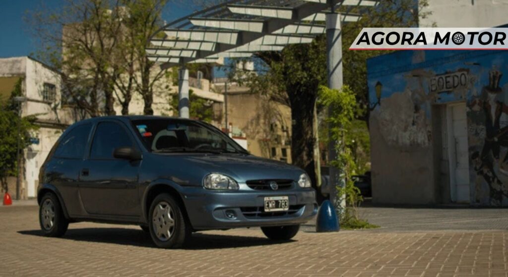 Chevrolet Corsa cinza parado de lado.