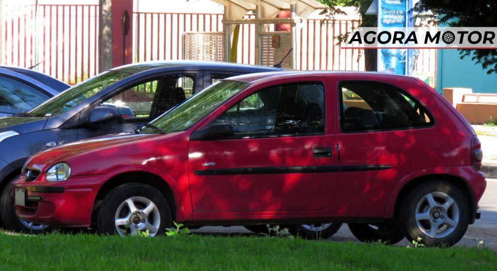 Chevrolet Corsa vermelho parado de lado.