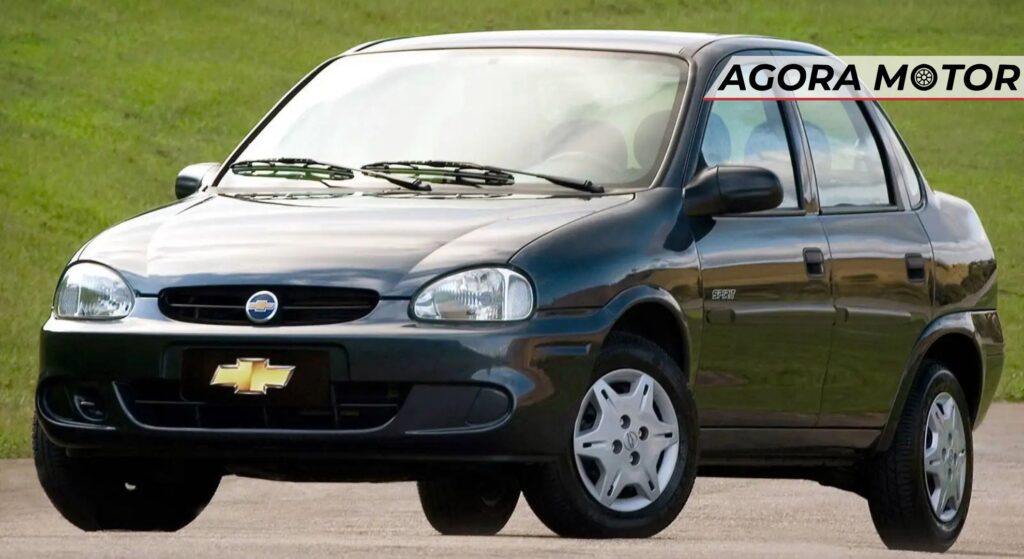 Chevrolet Corsa preto parado na diagonal.