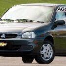 Chevrolet Corsa preto parado na diagonal.