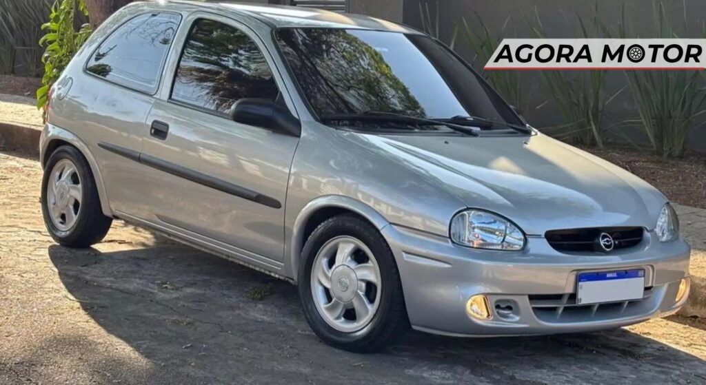 Corsa Wind cinza estacionado.