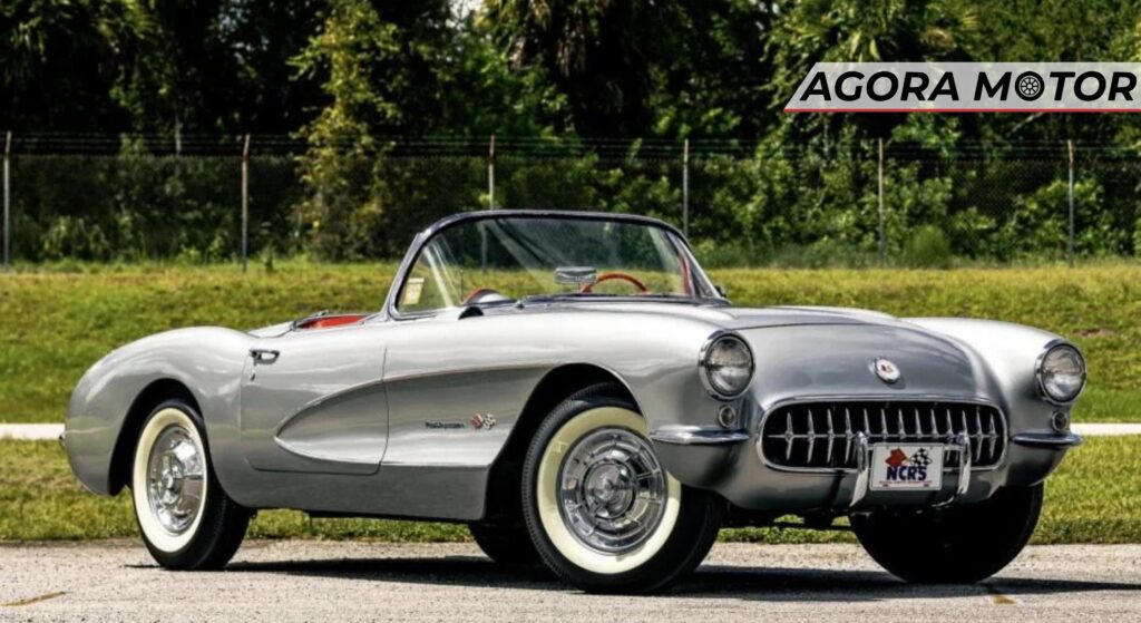Chevrolet Corvette prata parado de lado.