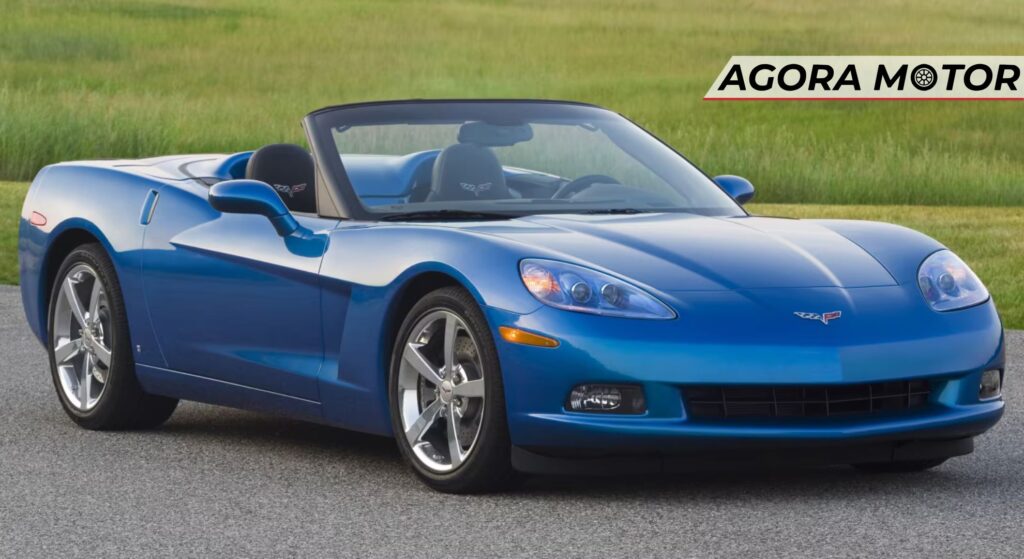 Chevrolet Corvette azul parado na diagonal.