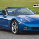Chevrolet Corvette azul parado na diagonal.
