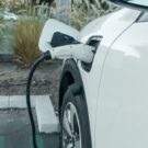 carro eletrico parado carregando