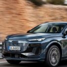 Audi Q6 e-tron em velocidade na diagonal.