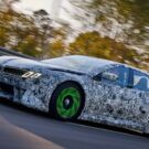 BMW M3 eletrica camuflada junto com a heart of joy.