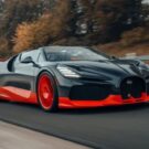 Bugatti acelerando em uma rua.