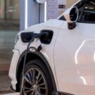 carro eletrico branco sendo carregado