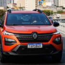 Dianteira do Renault Kardian manual laranja na estrada.