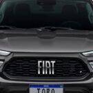 Fiat toro cinza escuro de frente.