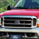 Ford F-250 vermelha de frente.