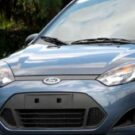 Ford Fiesta azul parado de frente.