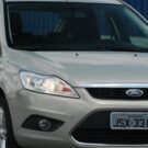 Ford Focus prata de frente.