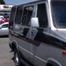 Lateral da Ford Furglaine cinza com faixas pretas.