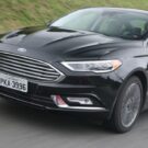 Ford Fusion preto na estrada.