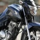 Dianteira da Honda CG 160 preta.