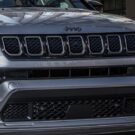 Frente do Jeep Compass Sport cinza escuro.