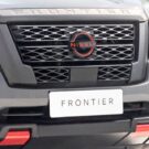 Frente da Nissan Frontier 2025 cinza.