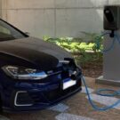 Volkswagen Elétrico azul carregando.