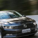 Volkswagen Passat preto em velocidade.