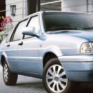 Volkswagen Santana azul claro parado.