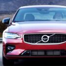 Volvo S60 vermelho de frente.