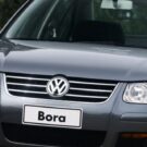 Volkswagen Bora cinza escuro de frente.