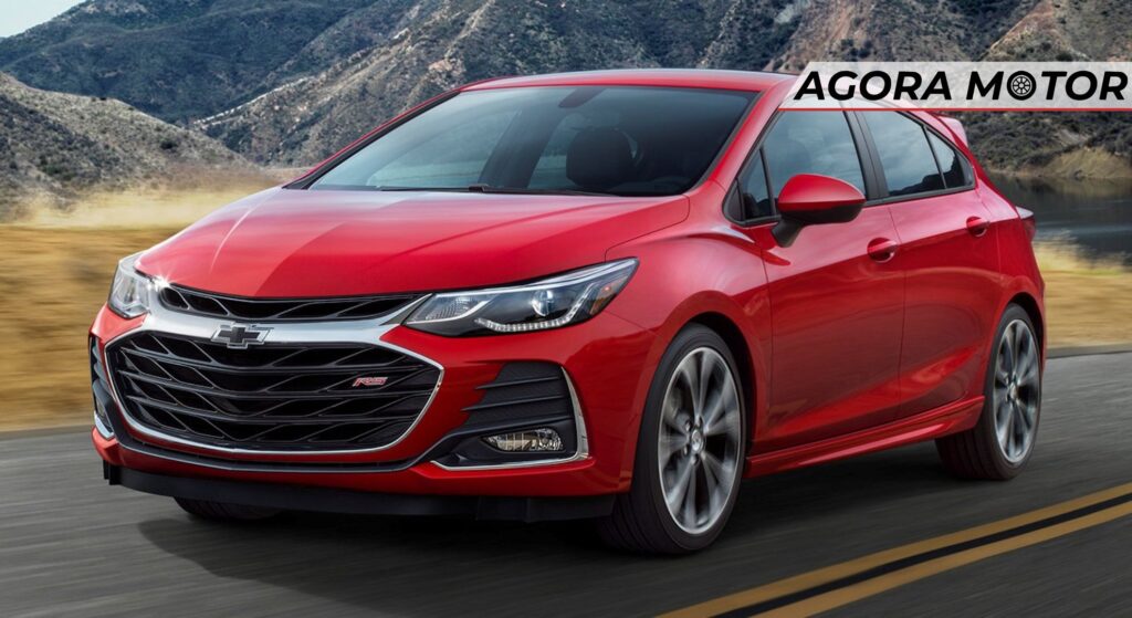Chevrolet Cruze vermelho parado na diagonal.