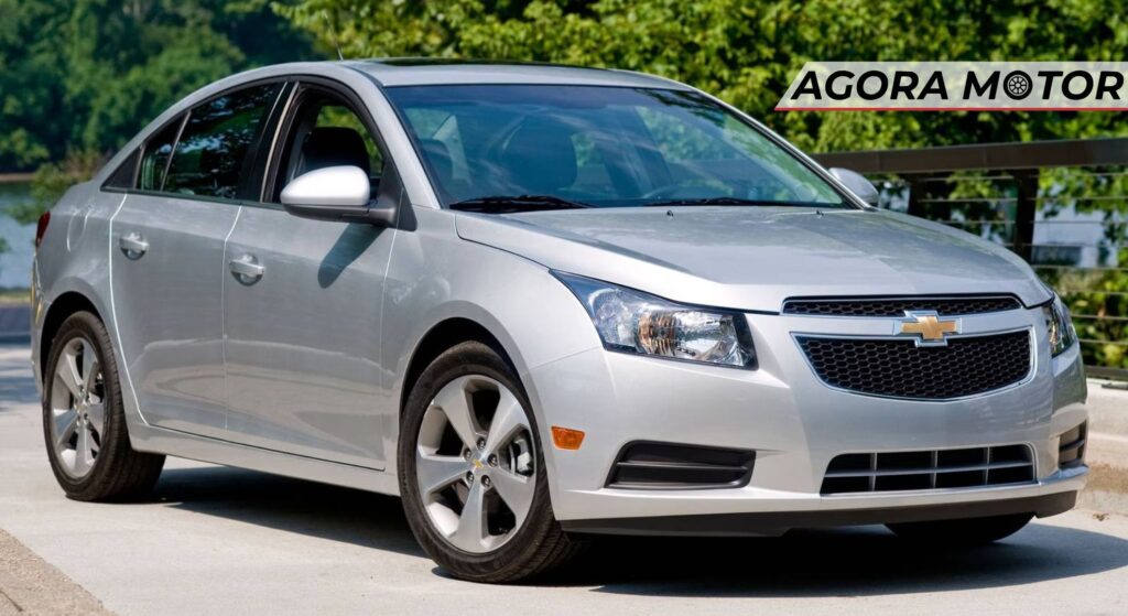 Chevrolet Cruze prata parada na diagonal.