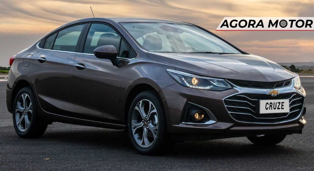 Chevrolet Cruze cinza parado na diagonal.