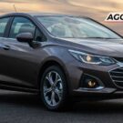 Chevrolet Cruze cinza parado na diagonal.