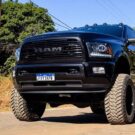 Dodge RAM preta parada de frente.