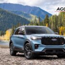 Ford Explorer azul parado na diagonal.