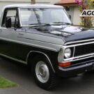 Ford F-1000 preto parado na diagonal.